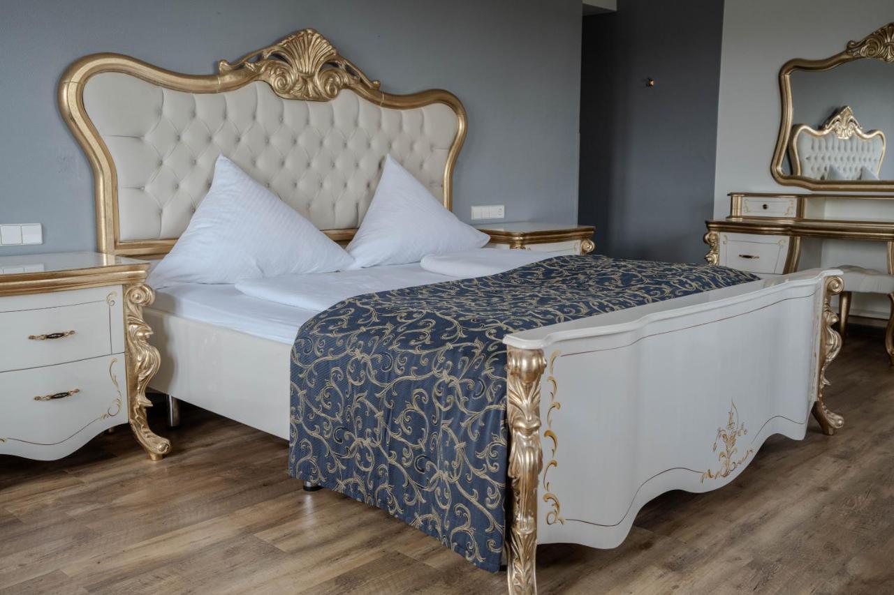 Eventlocation & Hotel Schloss Neuburg Obrigheim ภายนอก รูปภาพ