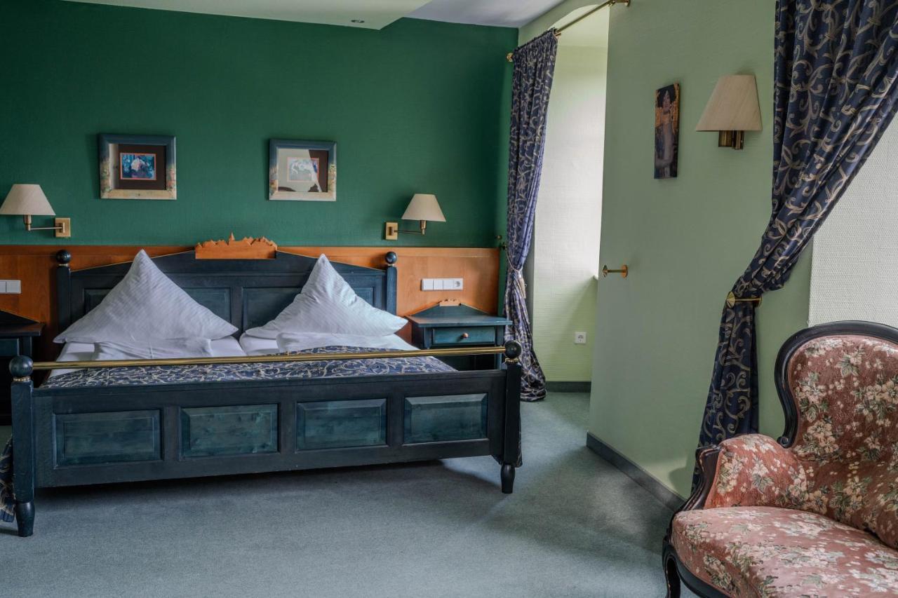 Eventlocation & Hotel Schloss Neuburg Obrigheim ภายนอก รูปภาพ